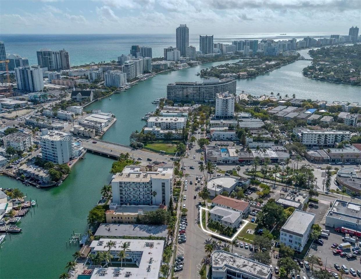 7124 Bay Dr #4 - Photo 3 of 34