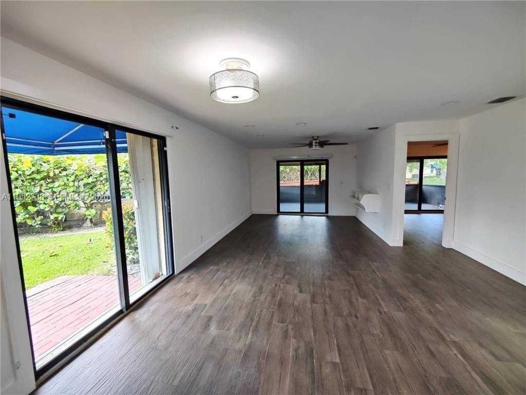 5201 Sw 31st Ave #102 - Photo 4 of 37