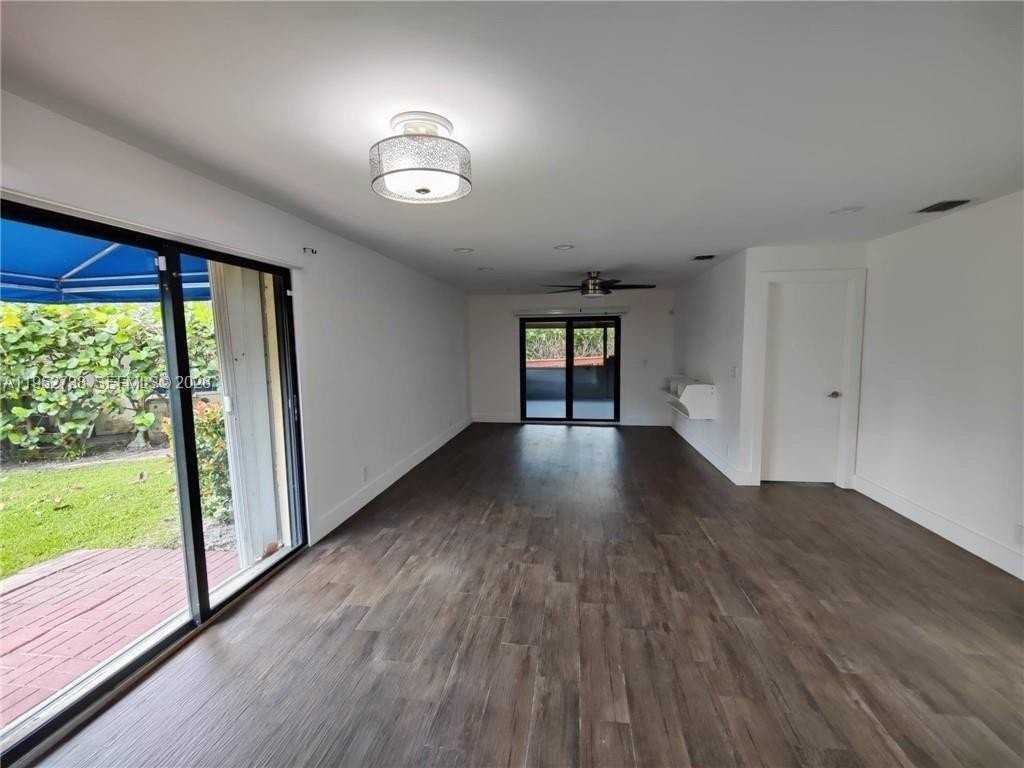 5201 Sw 31st Ave #102 - Photo 5 of 37