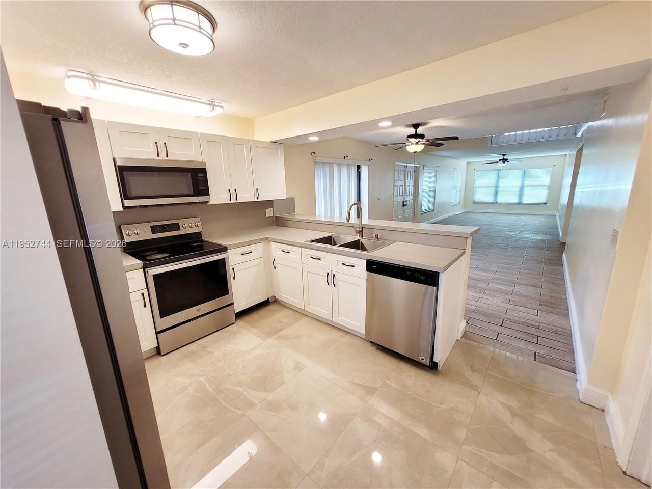 8351 S Coral Cir - Photo 3 of 35