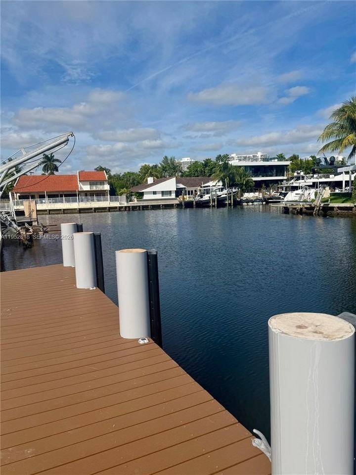 16453 Ne 33rd Ave #1 - Photo 4 of 25