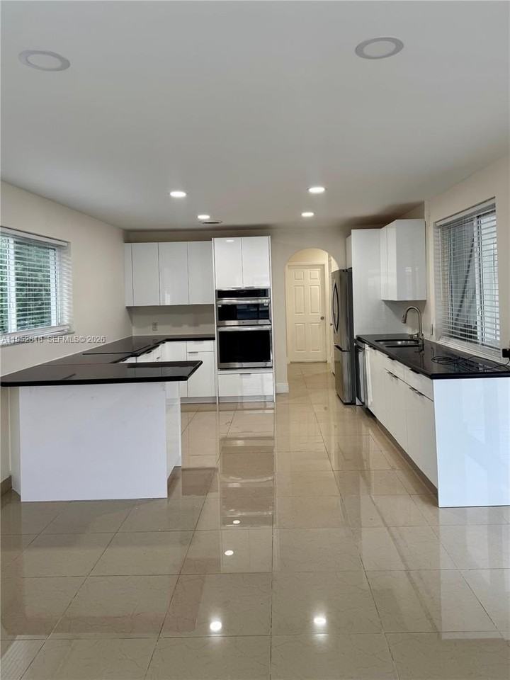 16453 Ne 33rd Ave #1 - Photo 5 of 25