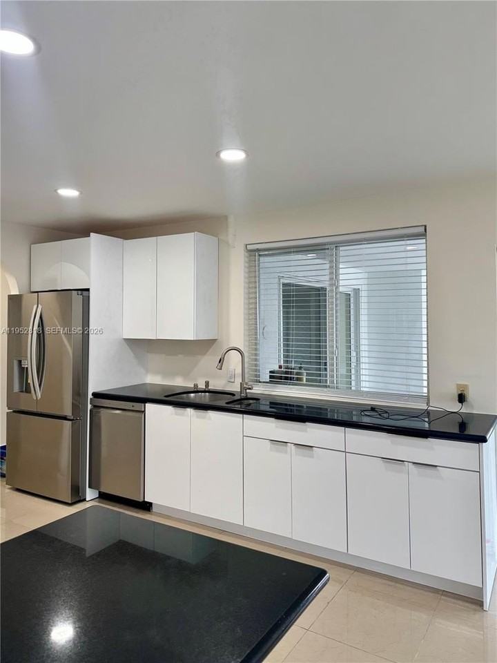 16453 Ne 33rd Ave #1 - Photo 6 of 25