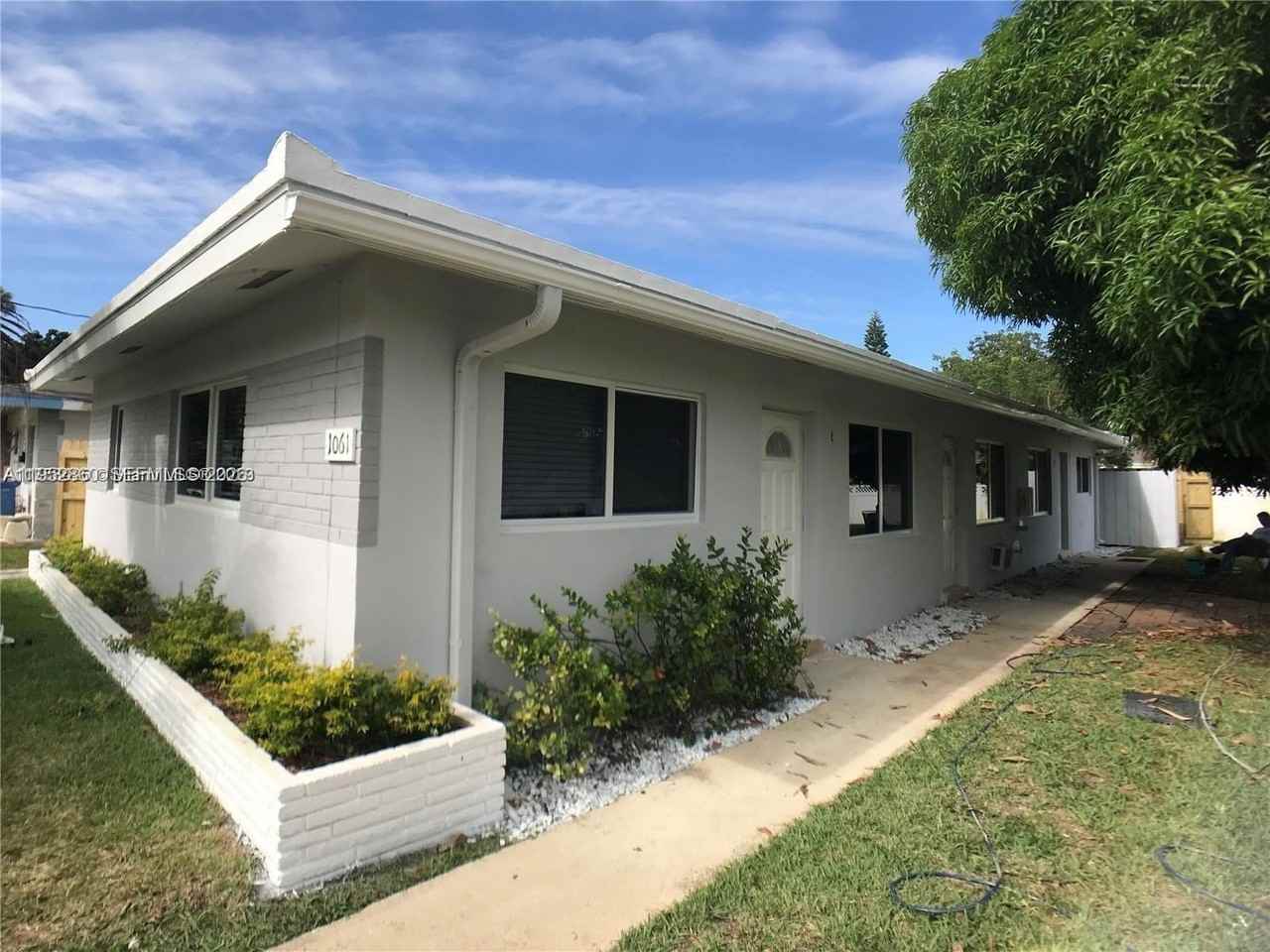 1061 Ne 34th St #2 - Photo 2 of 11