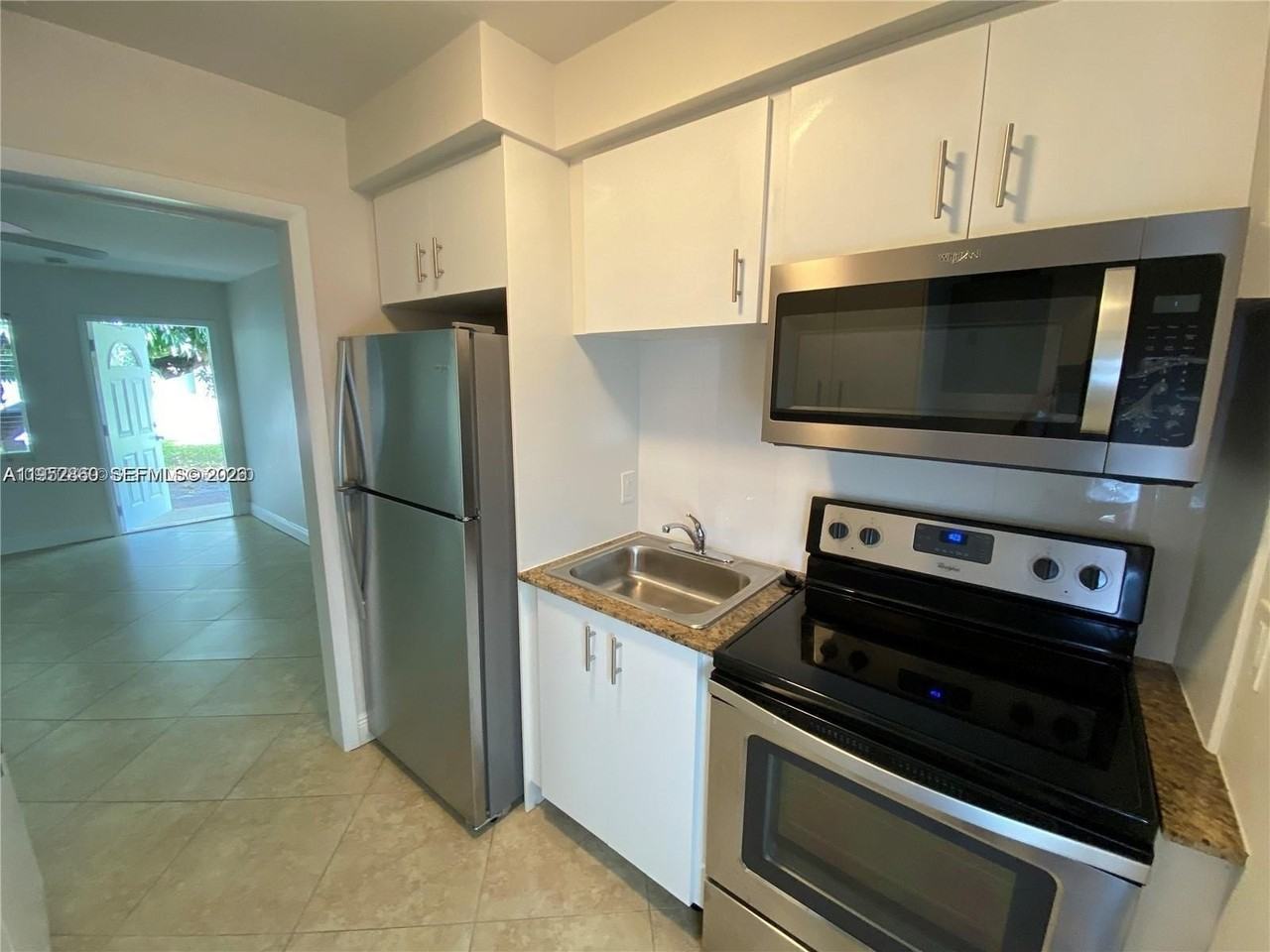 1061 Ne 34th St #2 - Photo 6 of 11