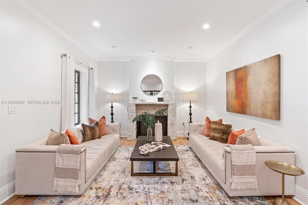 1329 Obispo Ave - Photo 3 of 26