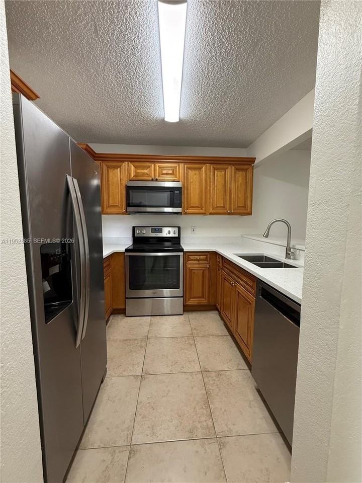 1453 Lake Crystal Dr #H - Photo 4 of 18