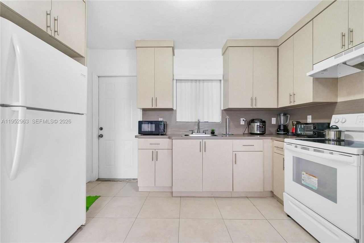 9 W 16th St #9 - Photo 6 of 9