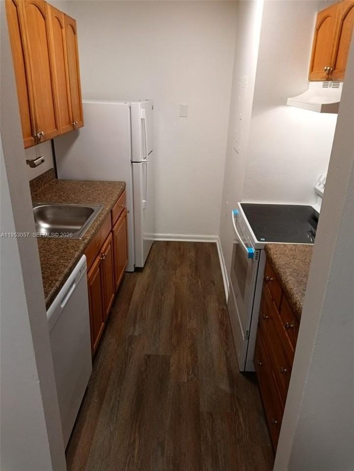 1141 Lake Victoria Dr #J - Photo 4 of 5