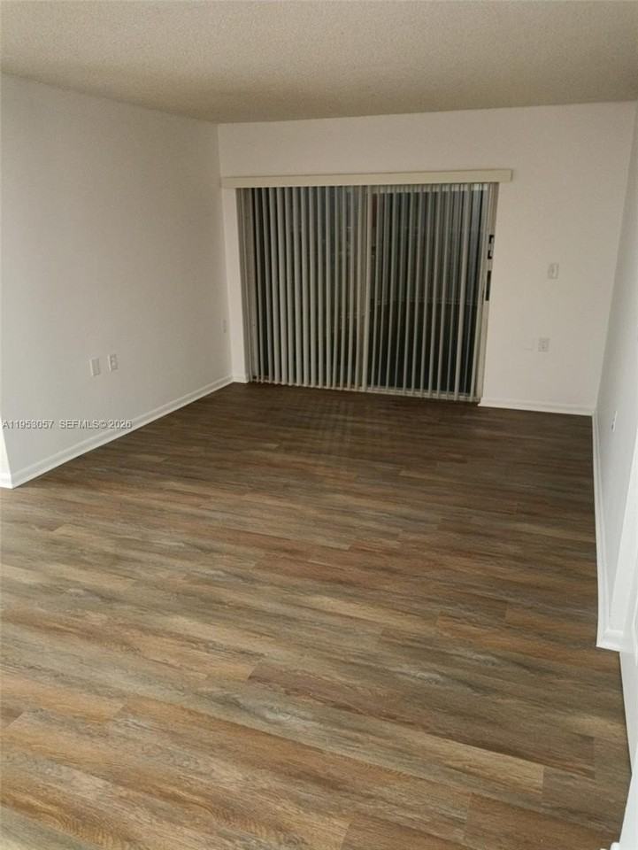 1141 Lake Victoria Dr #J - Photo 5 of 5