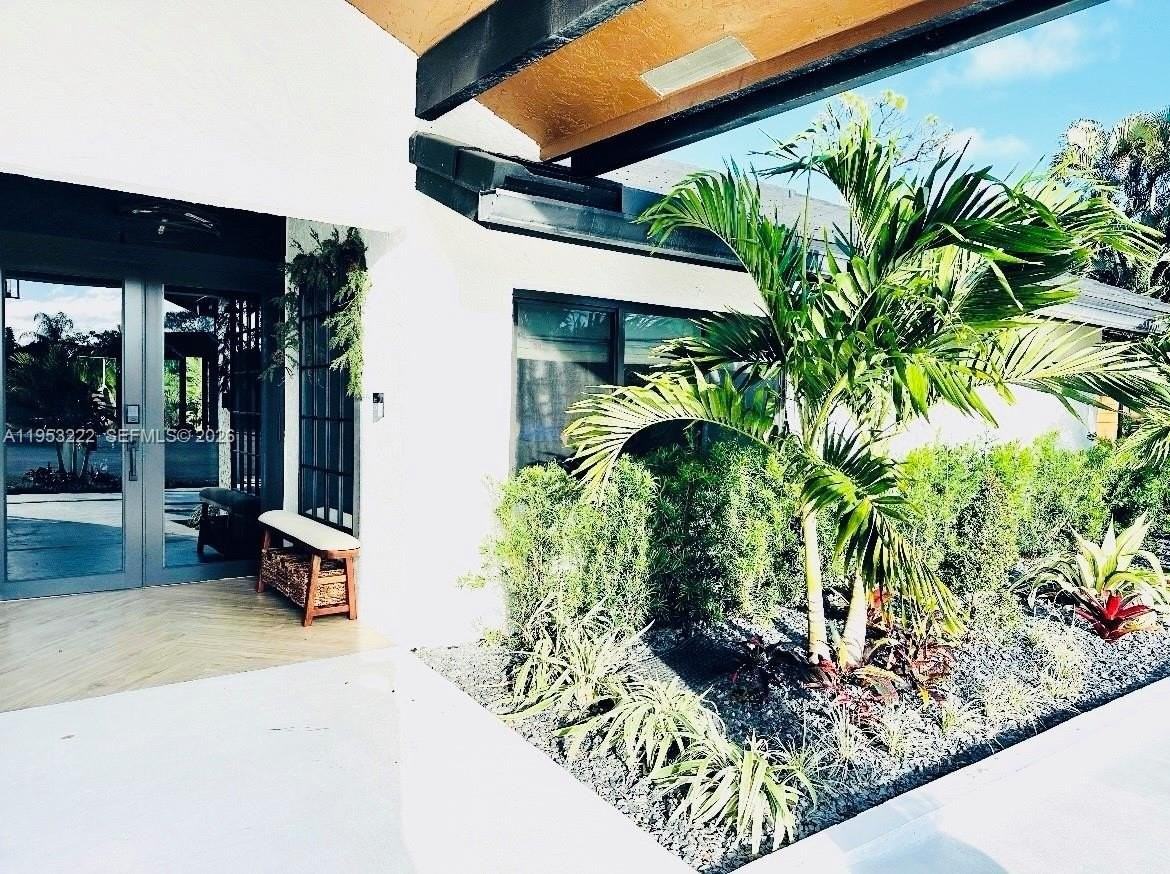 2475 Nw 25th St - Photo 3 of 28