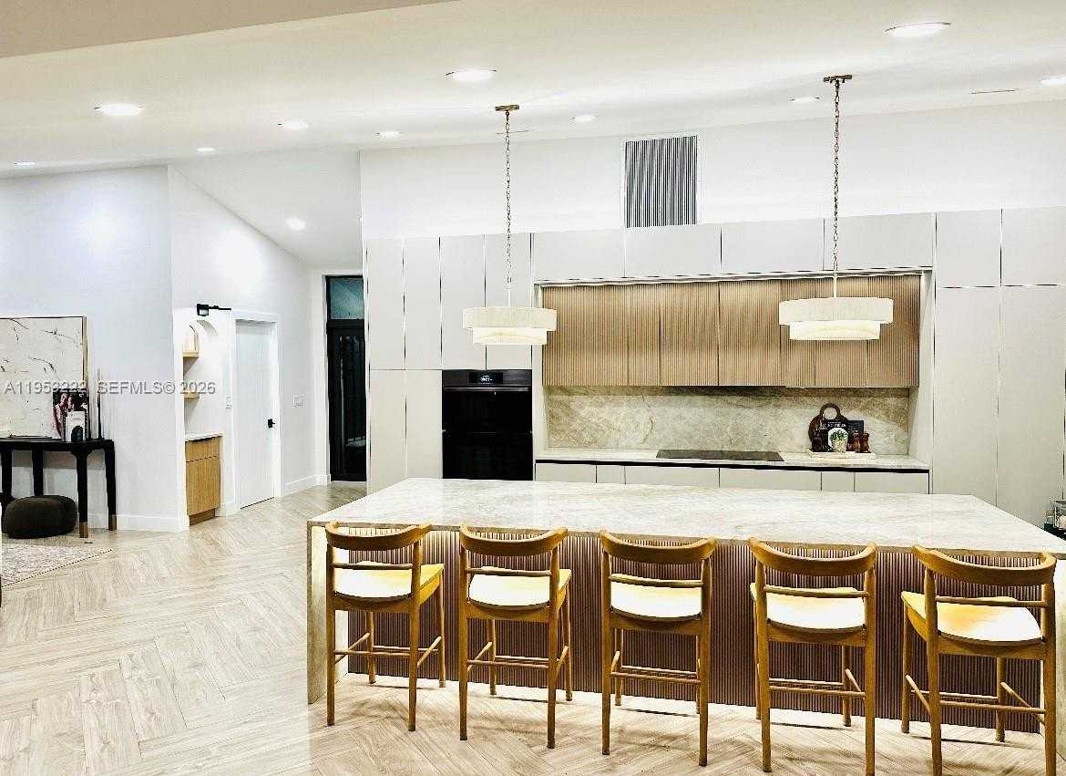 2475 Nw 25th St - Photo 5 of 28