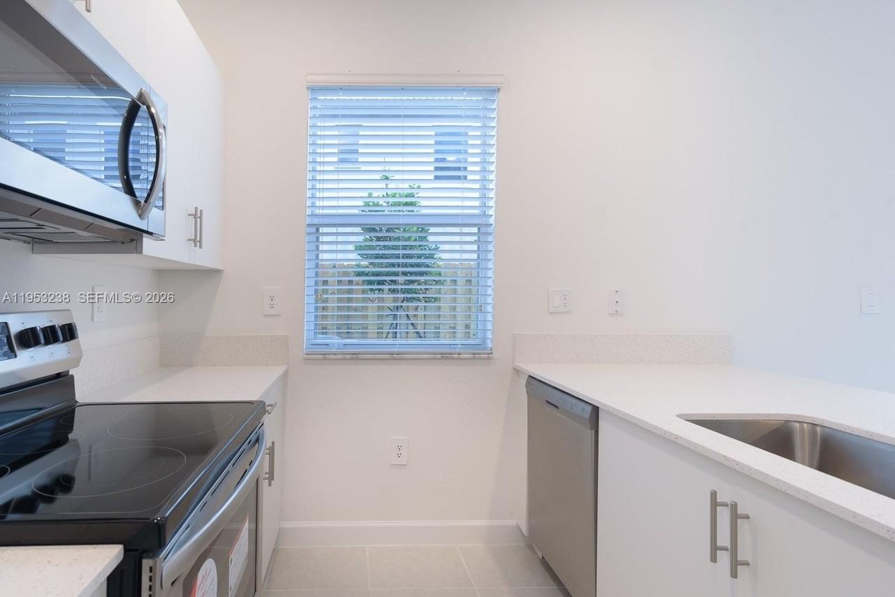2683 Se 11th St - Photo 5 of 26