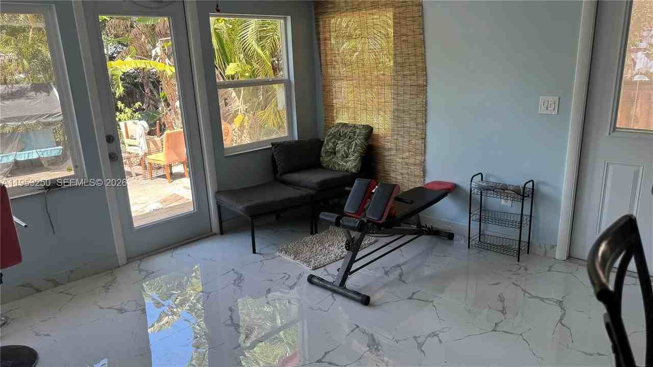 1633 Mckinley St - Photo 3 of 9