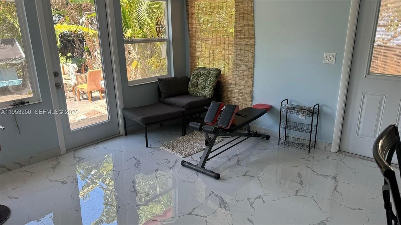 1633 Mckinley St - Photo 4 of 9