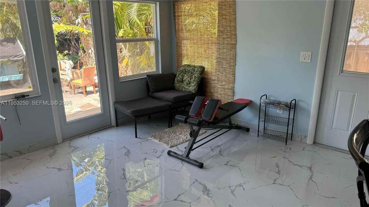 1633 Mckinley St - Photo 5 of 9