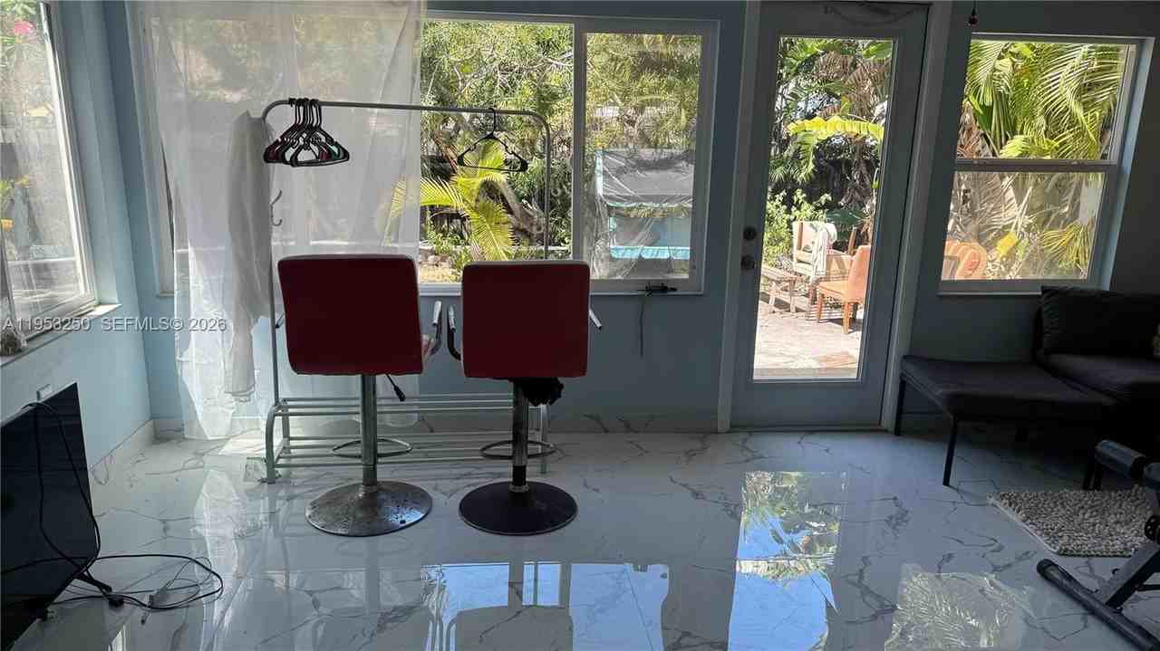 1633 Mckinley St - Photo 6 of 9