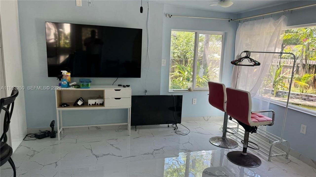 1633 Mckinley St - Photo 7 of 9