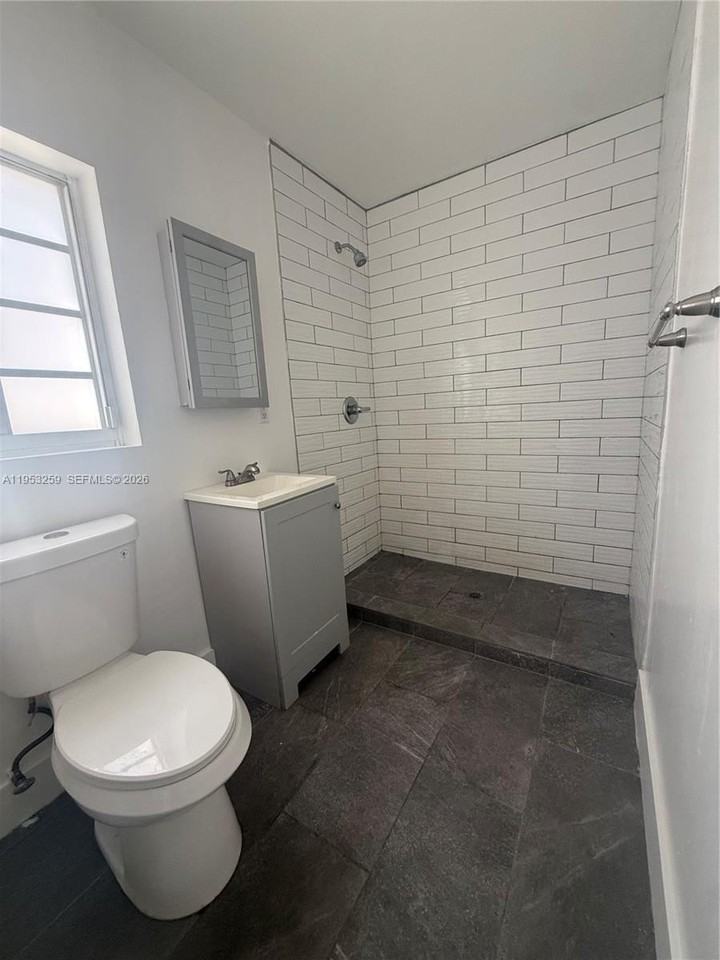 912 Euclid Ave #3 - Photo 5 of 11