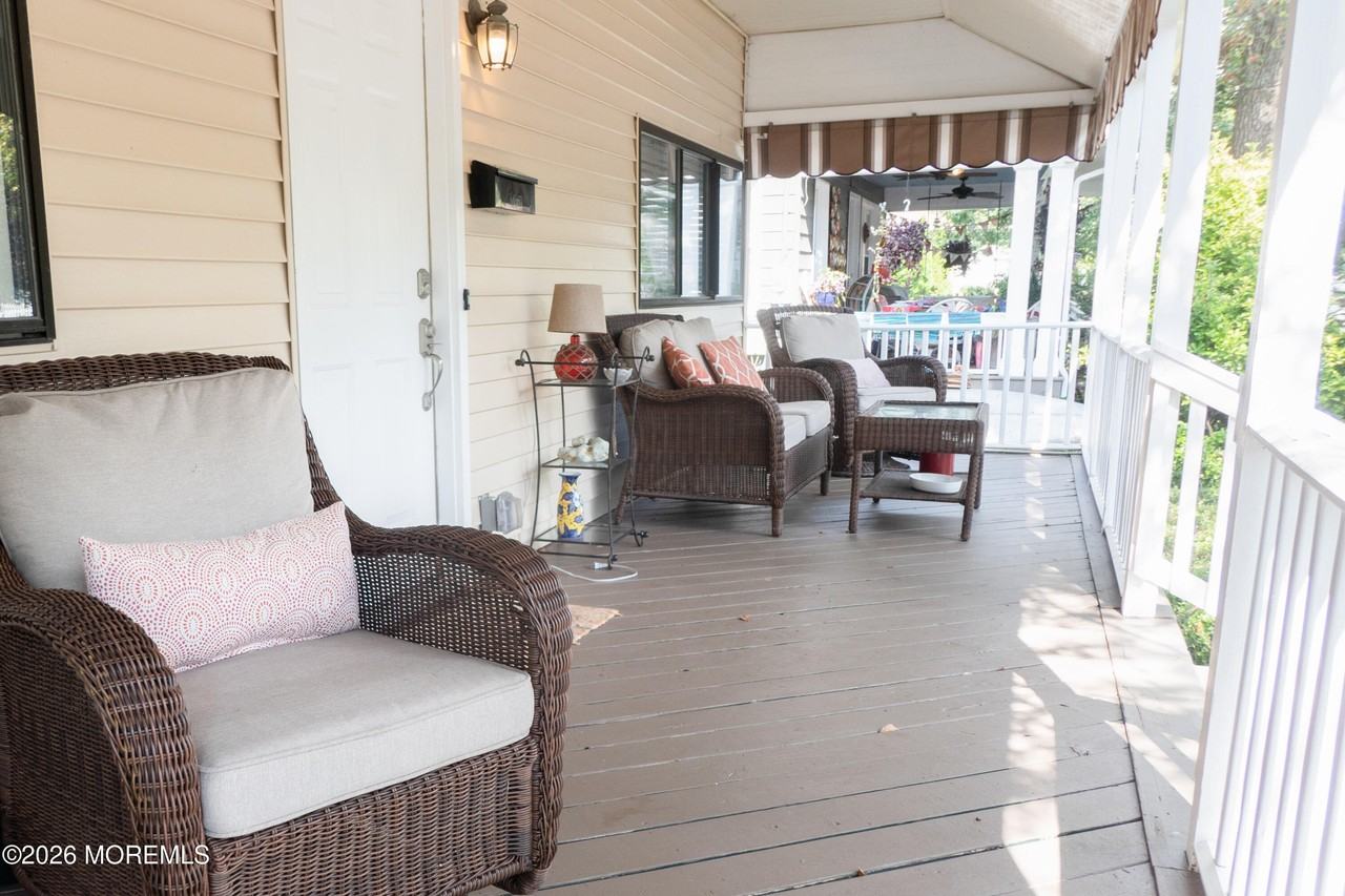 480 Staffa St - Photo 4 of 30