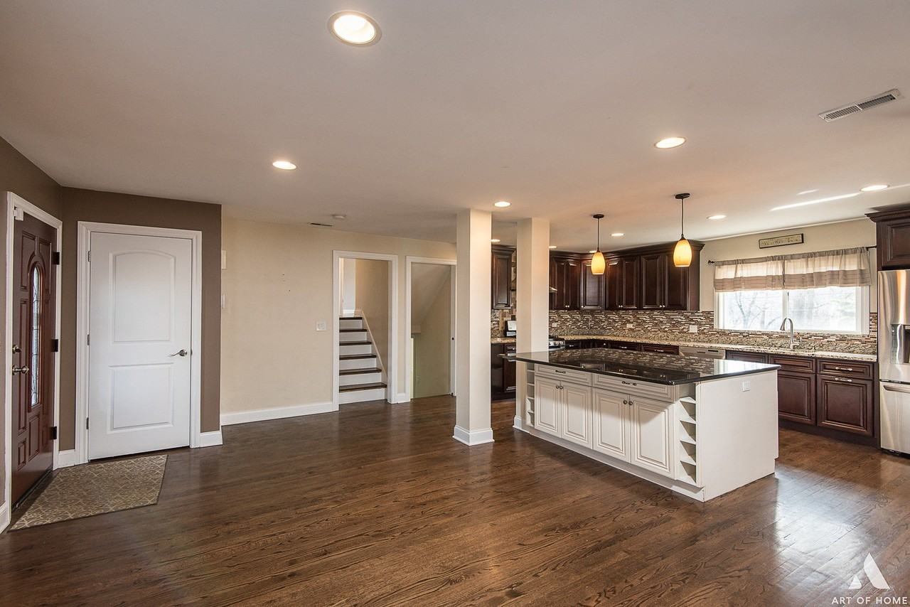 106 Sharon Dr - Photo 4 of 33