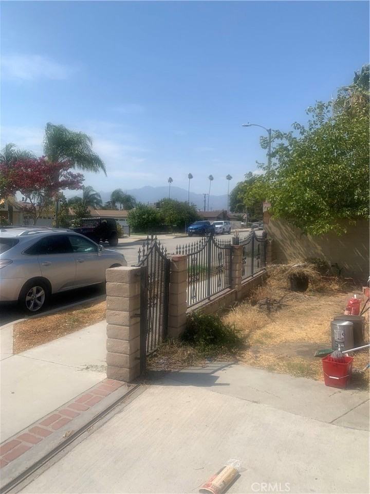 4056 Kenmore Ave - Photo 4 of 5