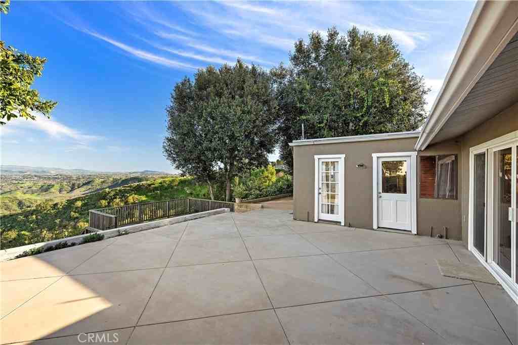 3144 Bonn Dr - Photo 2 of 25