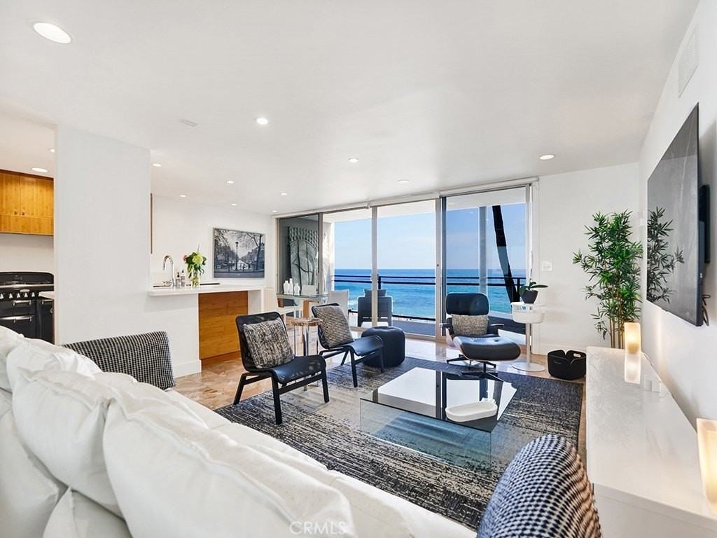 1585 S Coast Hwy #23 - Photo 3 of 29