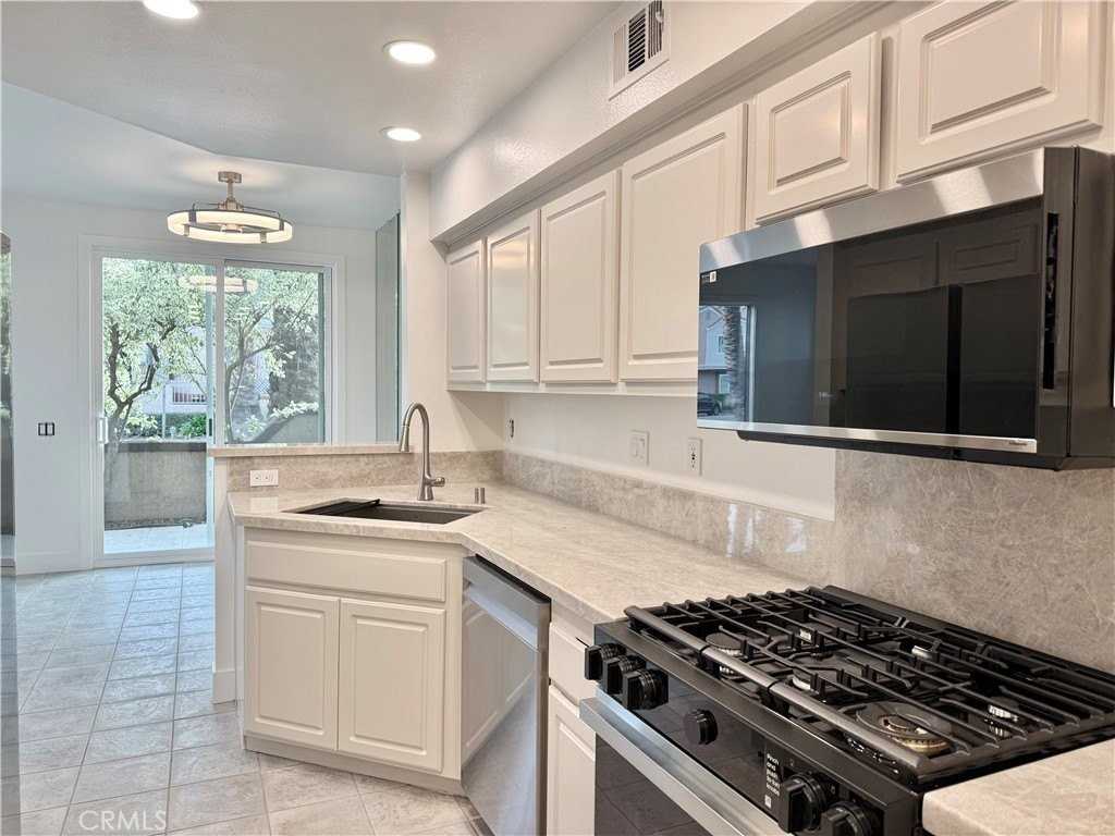 44 Mission Ct - Photo 4 of 18