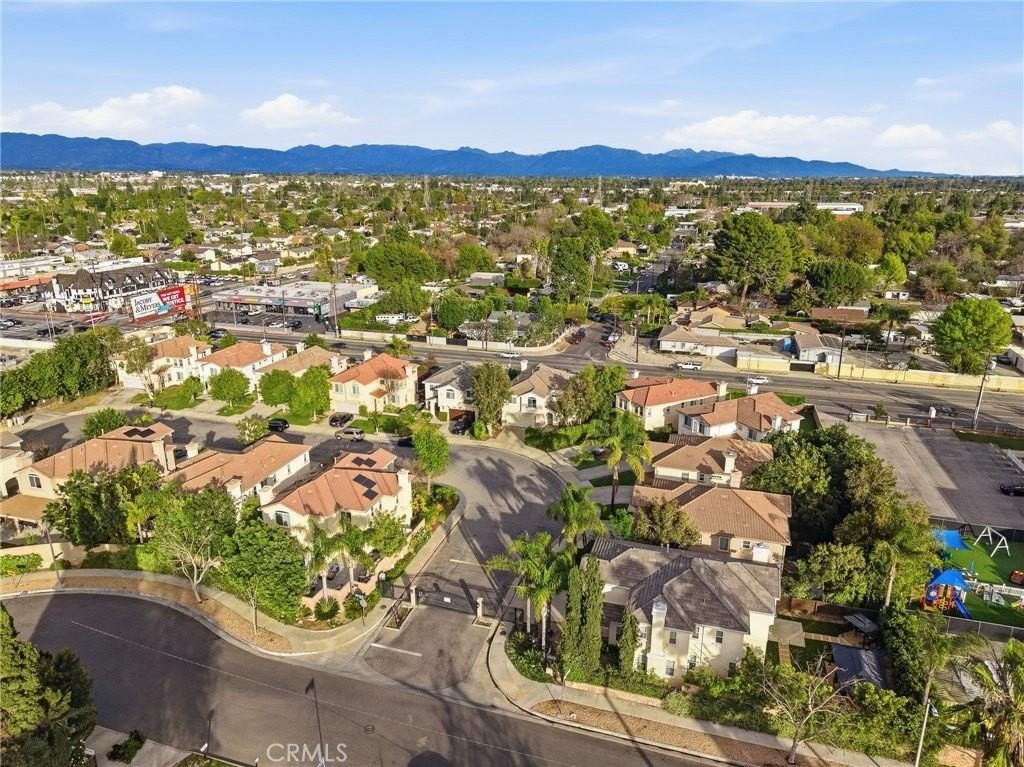 8220 Chamberlain Ln - Photo 4 of 46