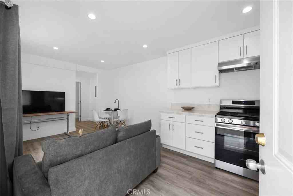 18017 Collins St - Photo 2 of 10