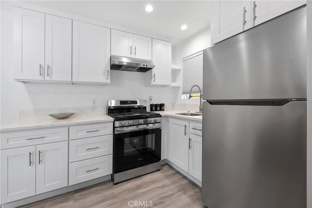 18017 Collins St - Photo 3 of 10