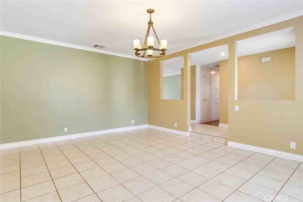 6119 Zelzah Ave - Photo 5 of 29