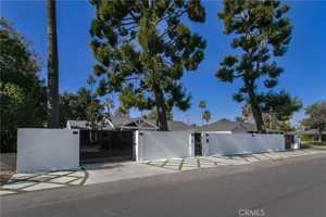 featured image of 6945 Amestoy Ave