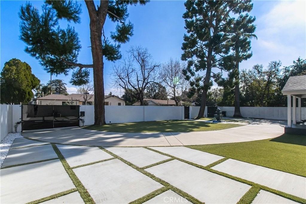 6945 Amestoy Ave - Photo 4 of 49