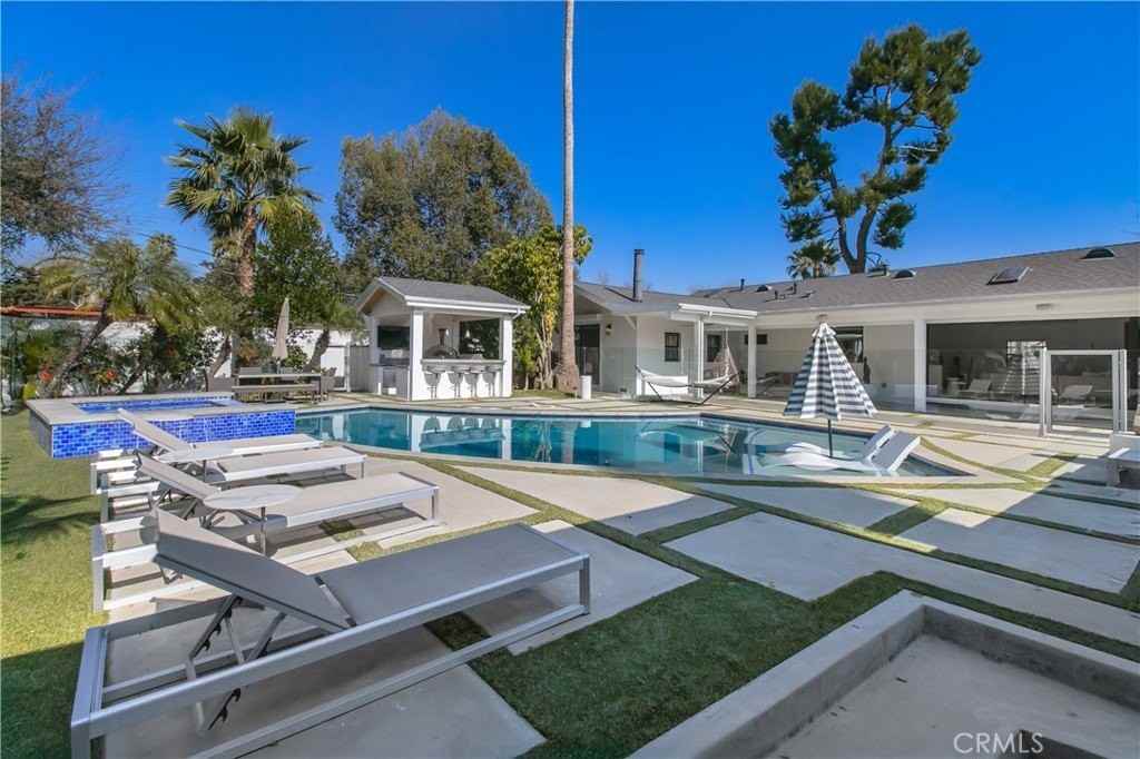 6945 Amestoy Ave - Photo 5 of 49