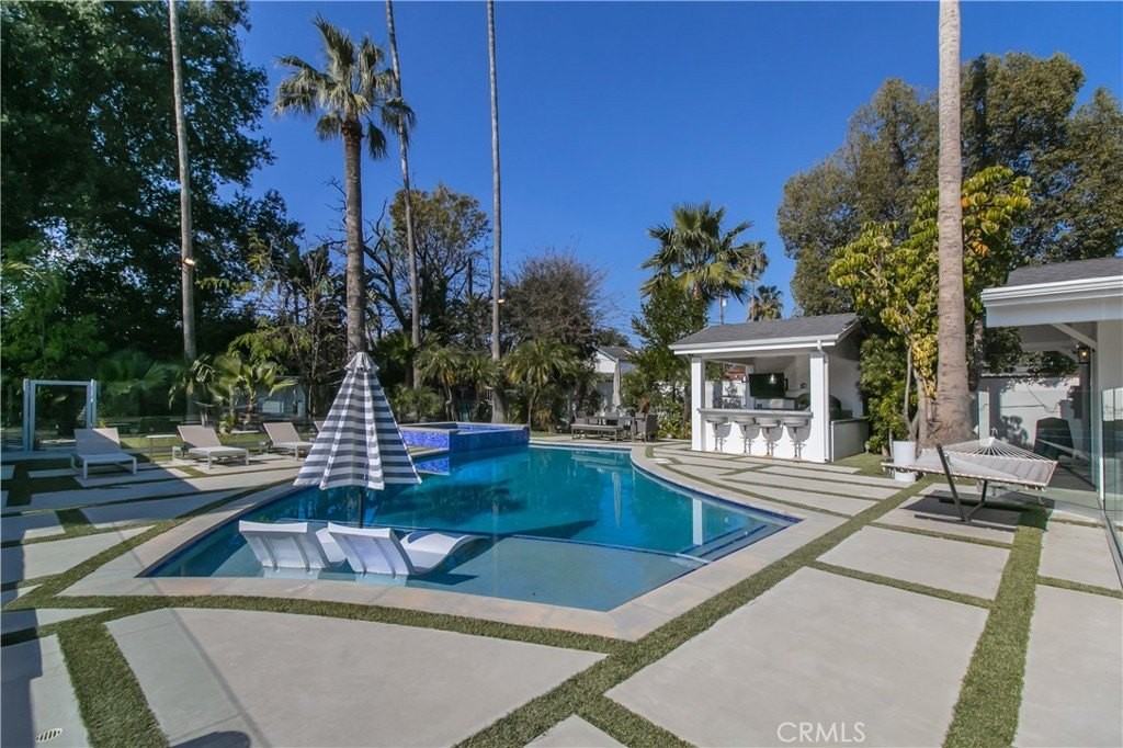 6945 Amestoy Ave - Photo 6 of 49