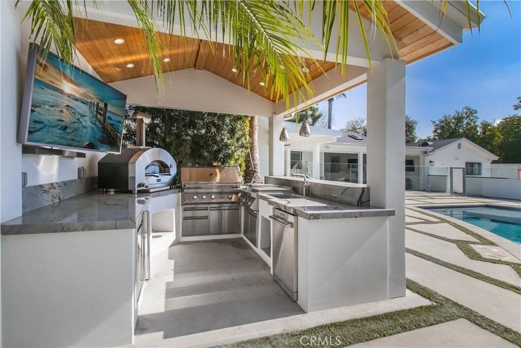 6945 Amestoy Ave - Photo 7 of 49