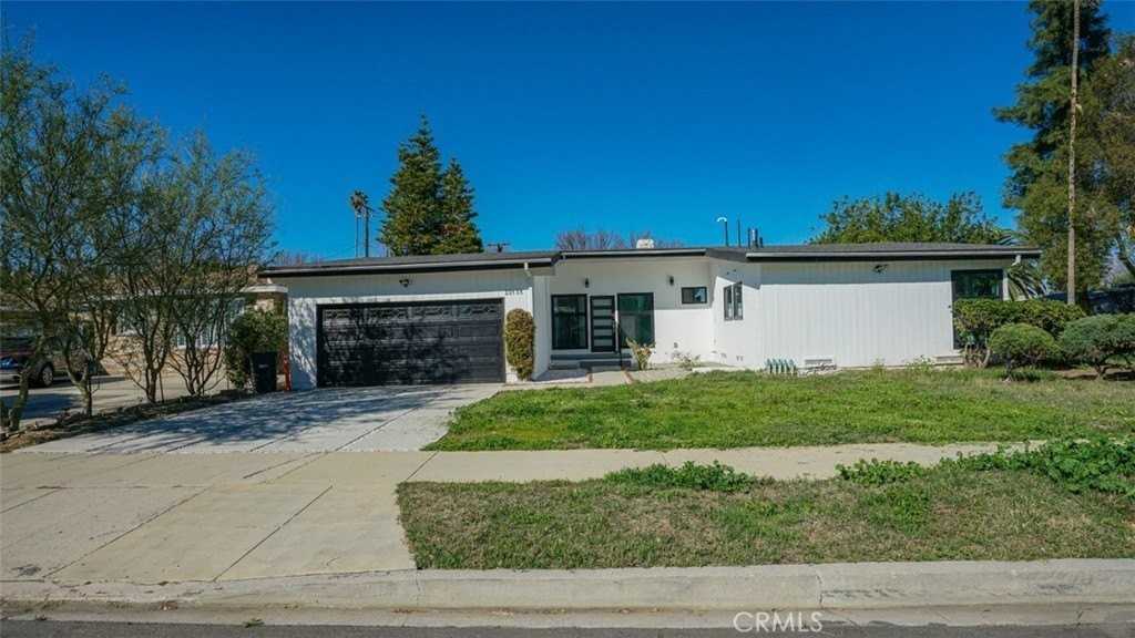 22135 Kittridge St - Photo 2 of 47