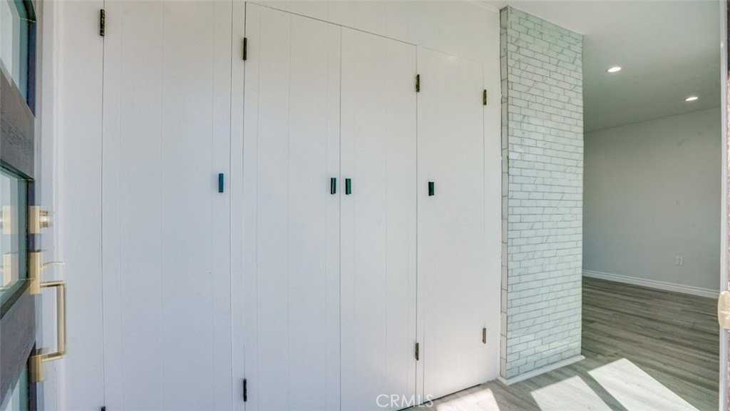 22135 Kittridge St - Photo 5 of 47