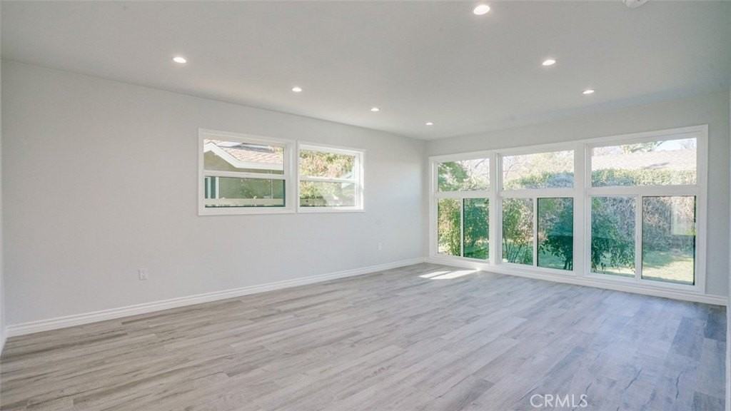 22135 Kittridge St - Photo 7 of 47