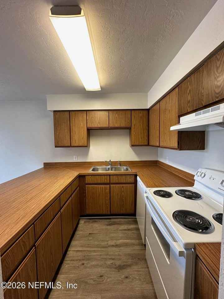 3842 Osprey Cir Apt B #B - Photo 5 of 9