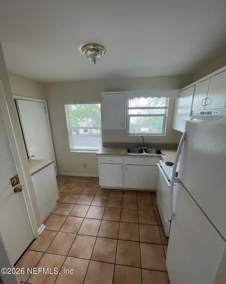 3133 Belden St Apt 4 #4 - Photo 4 of 9