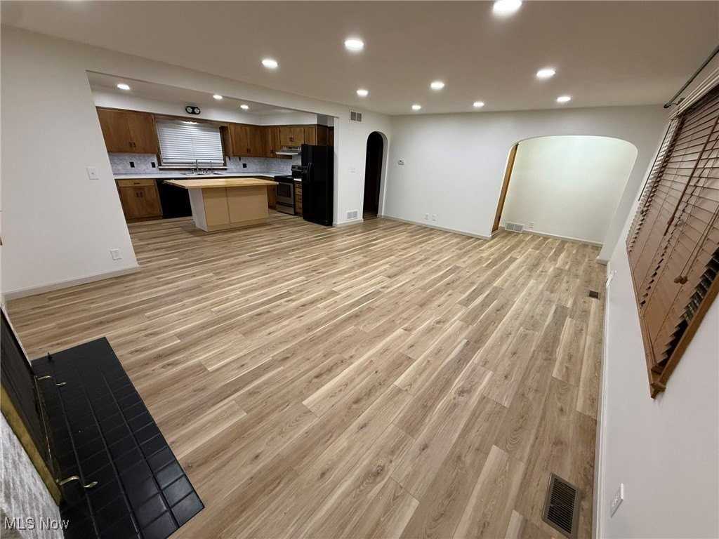 230 E 21st St - Photo 4 of 36