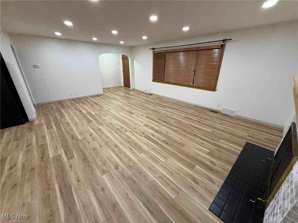 230 E 21st St - Photo 5 of 36