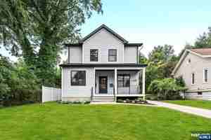 featured image of 165 Jefferson Ave 2nd Fl