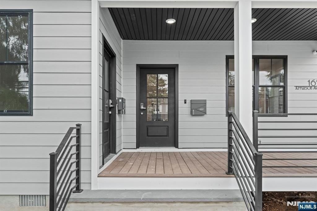 165 Jefferson Ave 2nd Fl - Photo 2 of 21