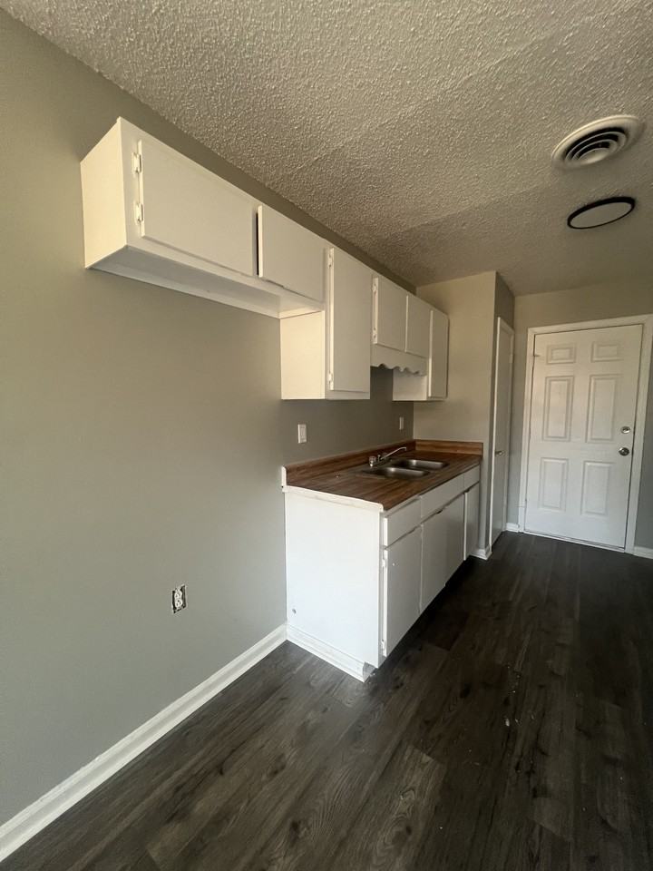 211 N College St #A - Photo 4 of 10