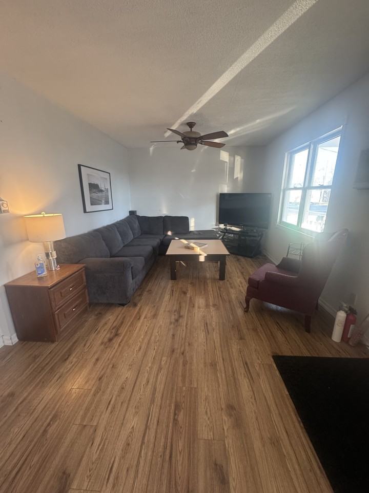 612 Romaine St - Photo 3 of 50