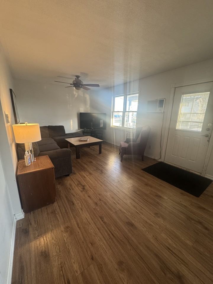 612 Romaine St - Photo 7 of 50